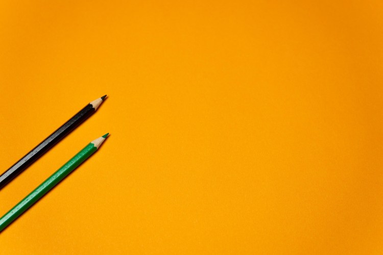 Kaksi puuvärikynää keltaisella taustalla kertomassa miten eri tavoin toimintaan voi osallistua